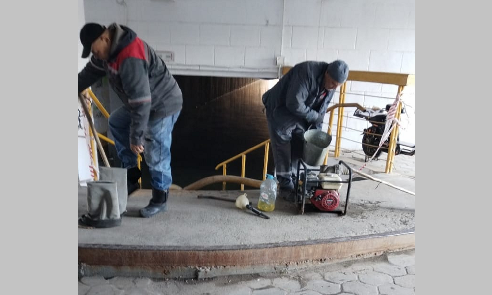 В Омске откачивают горячую воду из подземного перехода у СибАДИ
