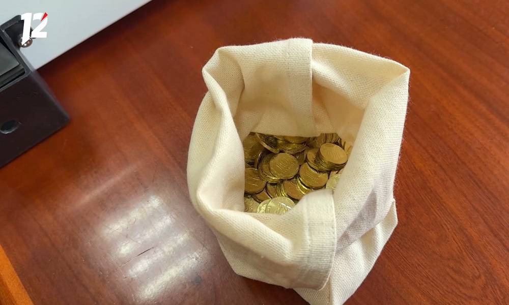 Омич сдал в банк 2 340 монет по 10 и 50 копеек