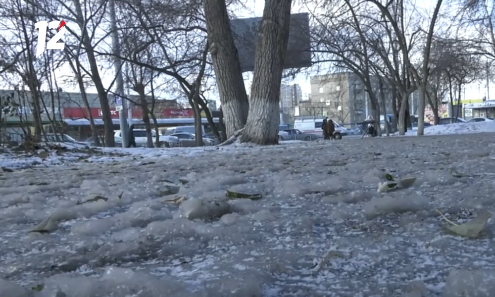 Предприятие обязали выплатить омичке 300 тысяч рублей за падение в корпоративном автобусе 