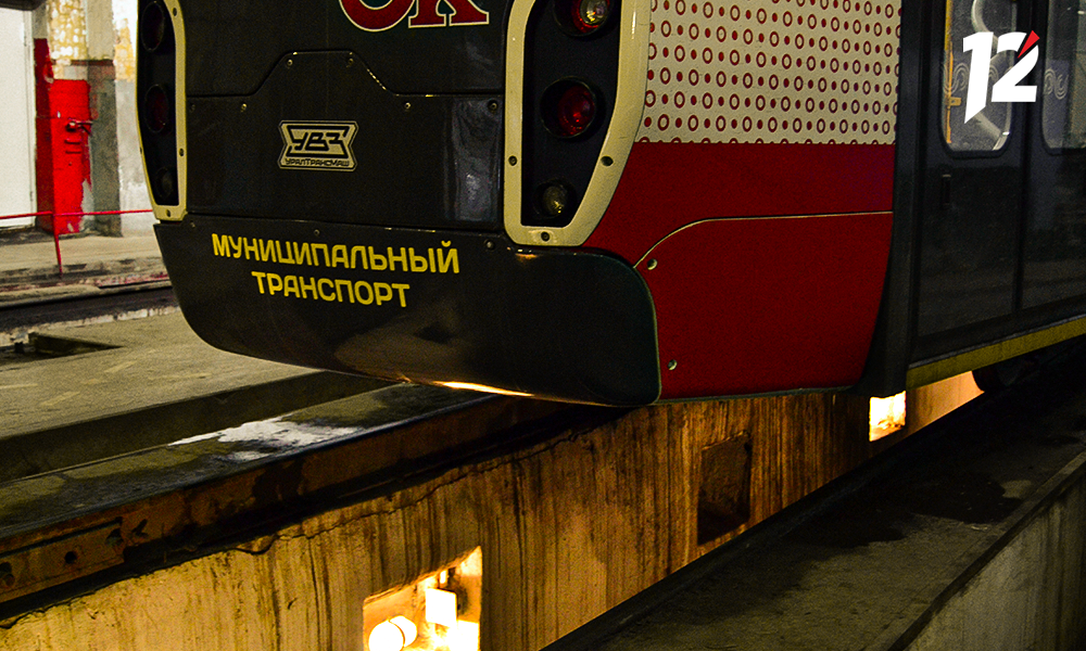 На остановке в Омске задымился трамвай