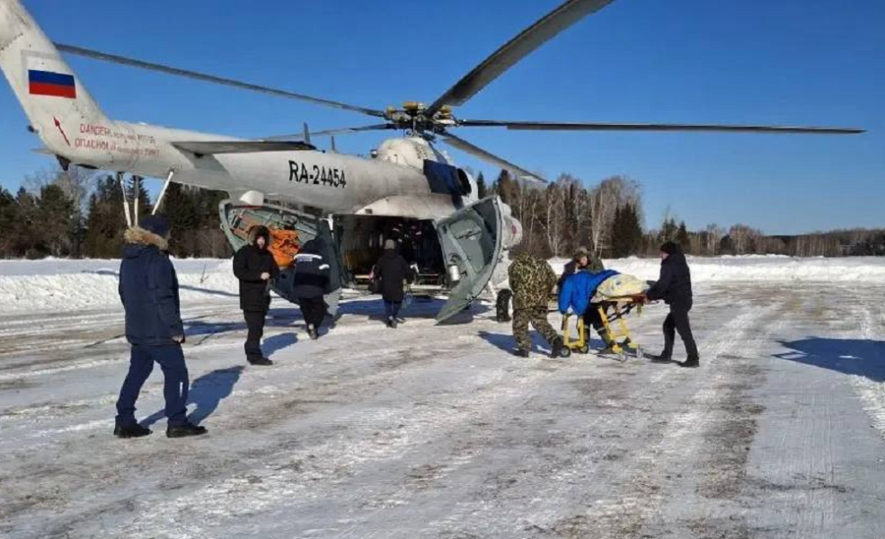 Жителя Знаменского района, который упал с крыши, доставили на лечение в Омск санитарной авиацией