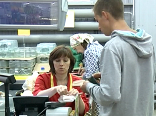 Жители районов Омской области смогут снять деньги с карты на кассе магазина