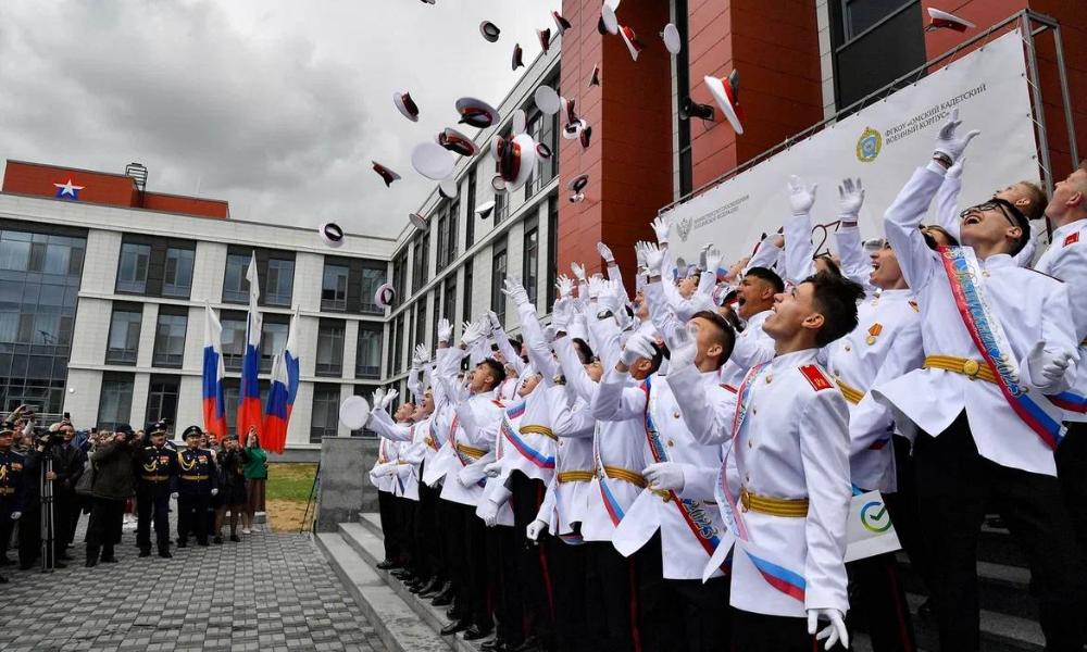 Виталий Хоценко пожелал удачи выпускникам Омского кадетского корпуса