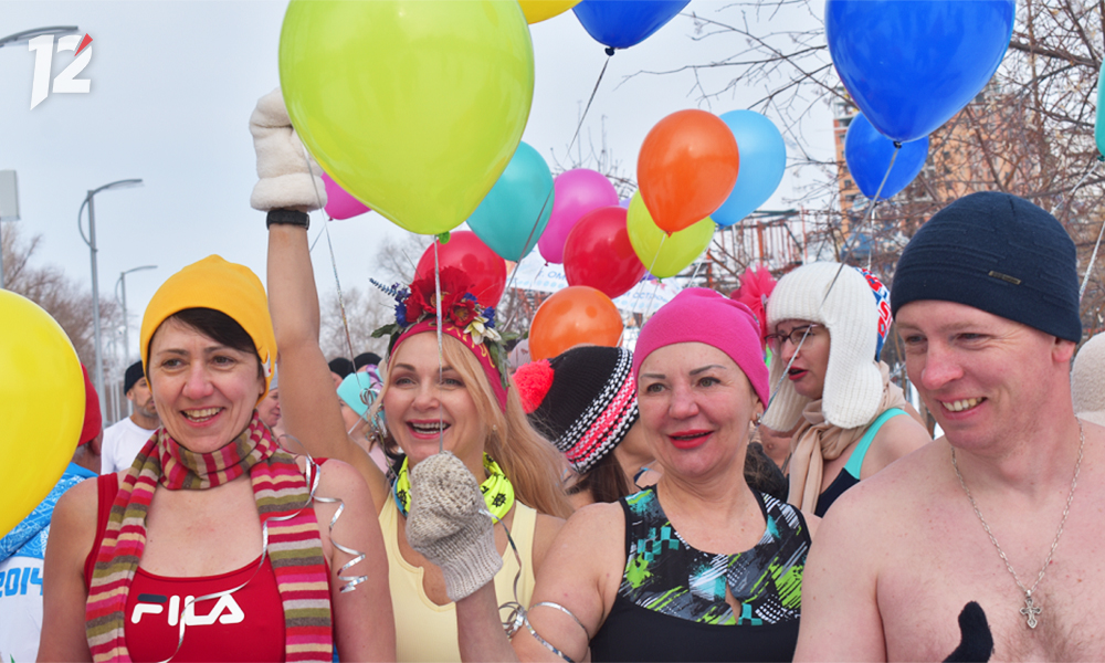 Забег по снегу в купальниках и заплыв в ледяной воде: «Омские моржи» устроили для своих дам яркий праздник