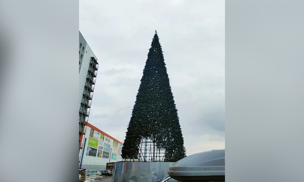 В Омске у торгового центра «Континент» начали устанавливать новогоднюю ёлку 