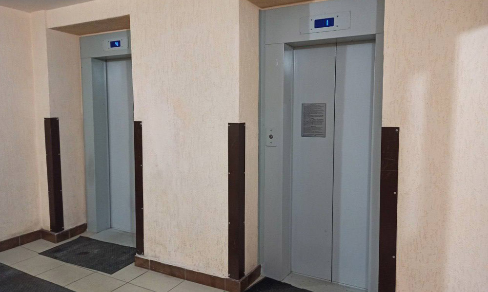 По поручению Виталия Хоценко в Омске проходит замена устаревших лифтов