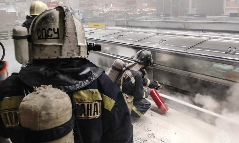 В Омской области загорелось холодильное оборудование в торговом комплексе