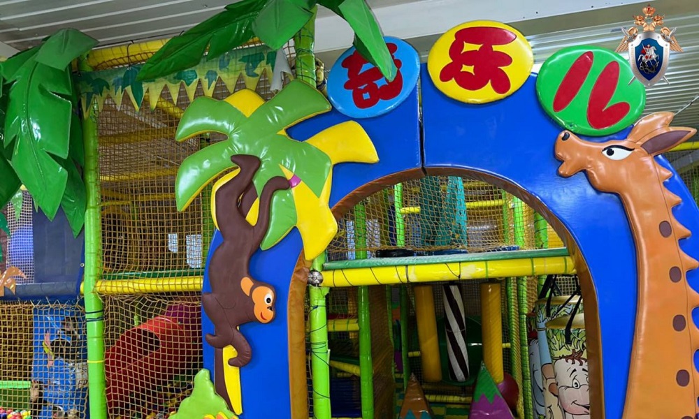 В Омске 3-летний мальчик получил травму позвоночника на детском аттракционе