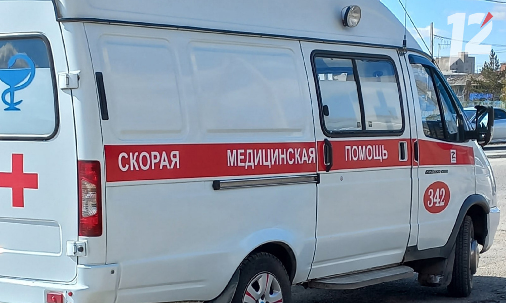 В Омской области 2-летняя девочка выпала из окна квартиры на втором этаже