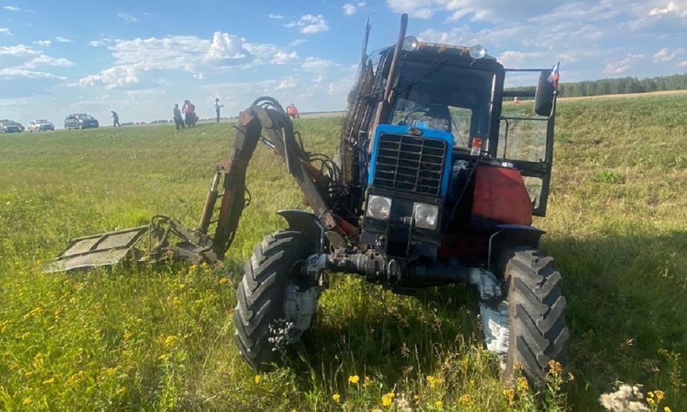 В Омской области пятеро человек после аварии с участием трактора попали в больницу