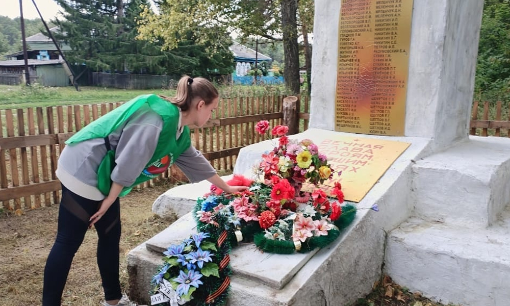 В Муромцевском районе провели субботник у мемориалов участникам ВОВ