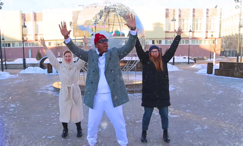 Кубинский танцор Лисбан Баро приглашает омичей станцевать макарену