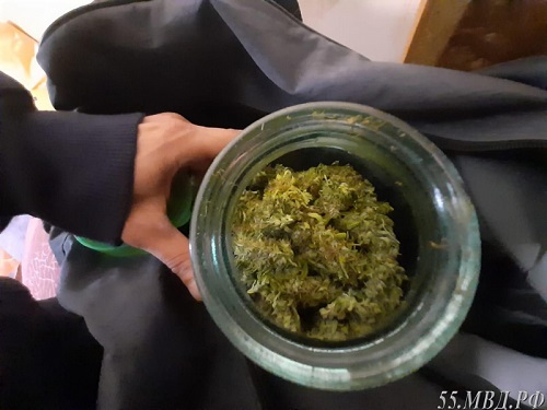 Два омича оборудовали в квартире нарколабораторию