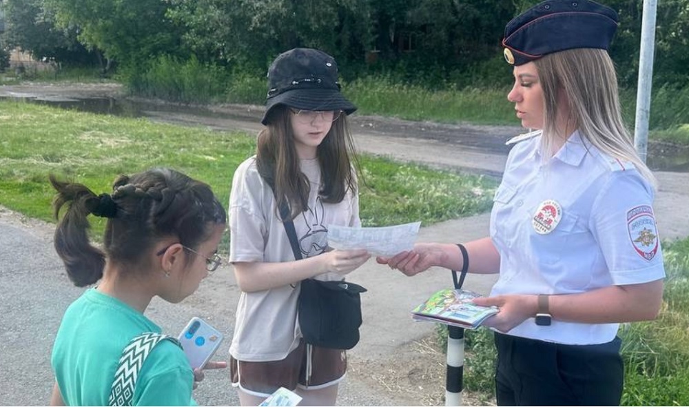 Юным омичам рассказывают о правилах безопасности, которые необходимо соблюдать по пути в школу