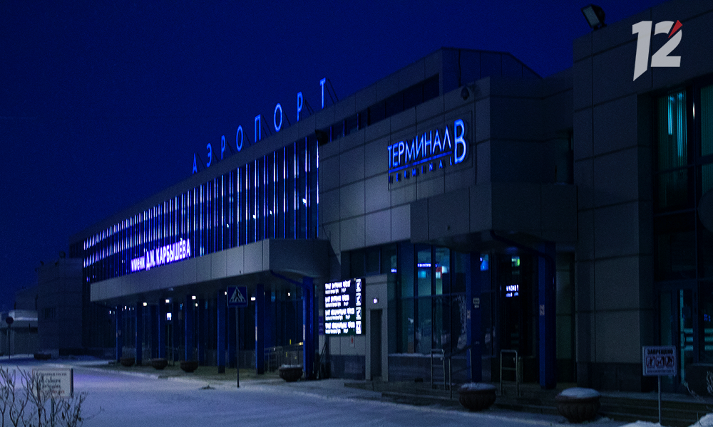 В омском аэропорту проводят противообледенительную обработку самолётов 