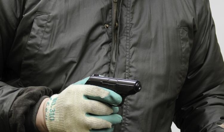 Двое пьяных с пистолетом ограбили омича возле банкомата