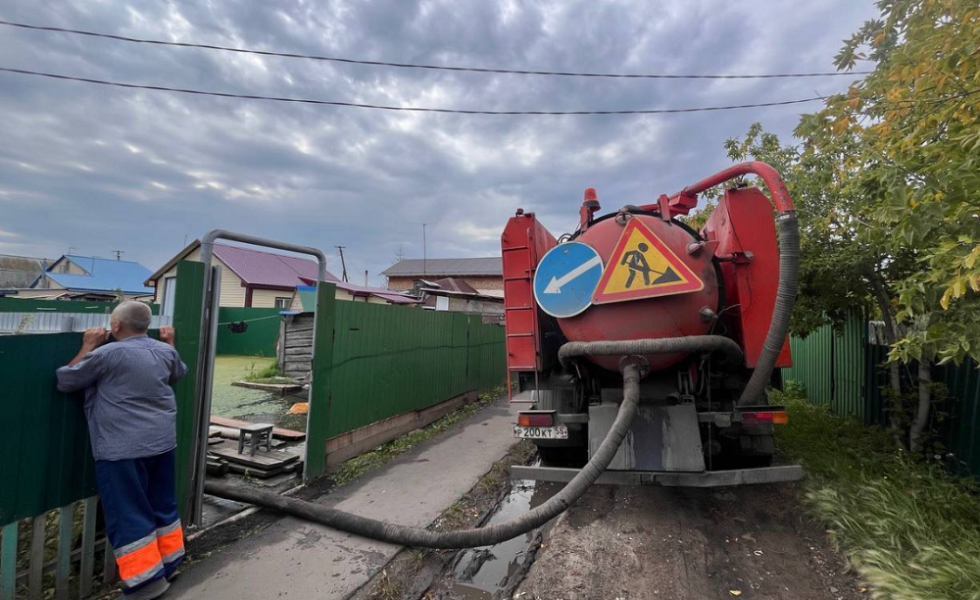 В Ленинском округе Омска сотрудники УДХБ решают проблему подтопления участков