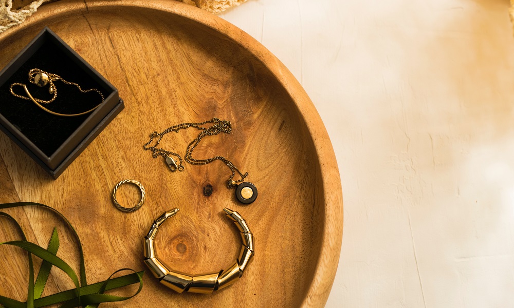 Условный срок: в Омске уборщица украла украшения XIX века и продала их за 20 тысяч рублей