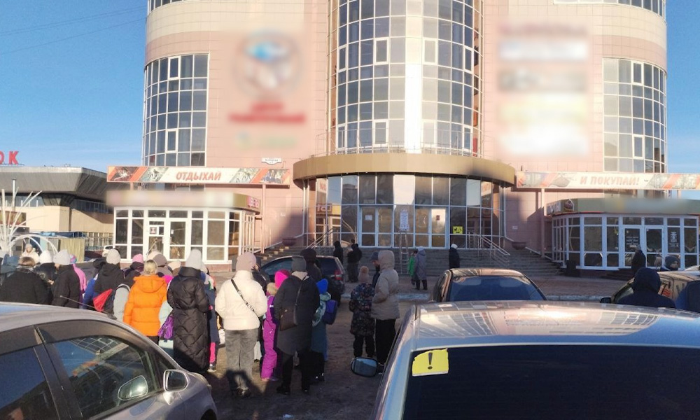 В Омске эвакуировали людей из торгового центра