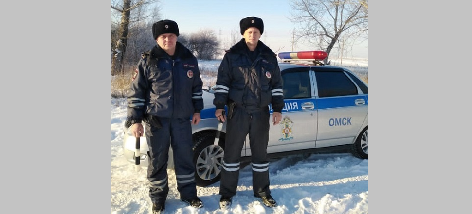 Омские автоинспекторы спасли мужчину, который чуть не замёрз в сугробе на кладбище