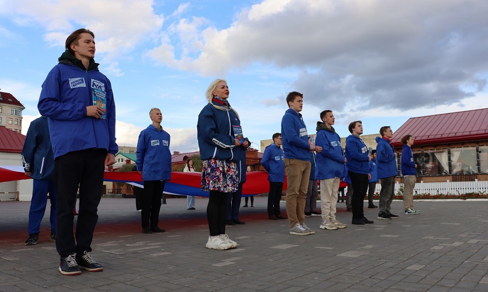 В Омске активисты «Единой России» и молодогвардейцы исполнили гимн РФ 