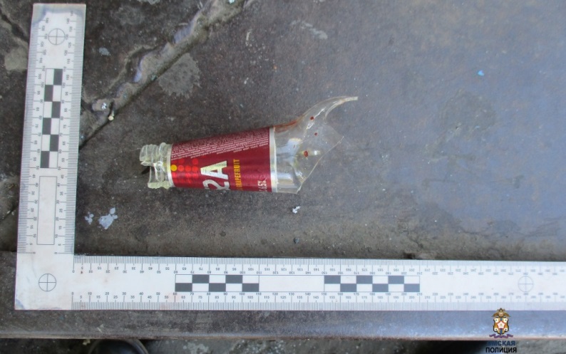 Омичка ранила сделавшего ей замечание прохожего "розочкой"