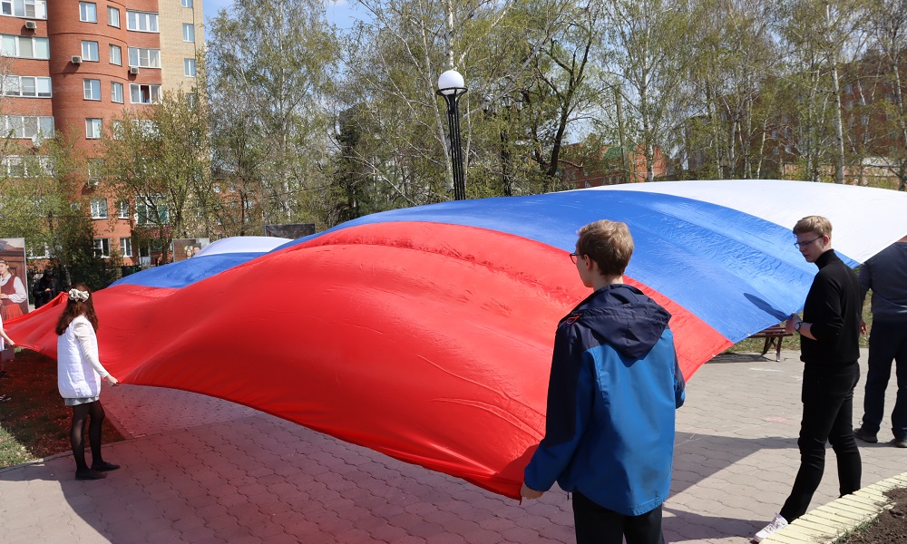 В сквере Дружбы народов омские единороссы растянули 20-метровый российский триколор в поддержку ЛНР и ДНР