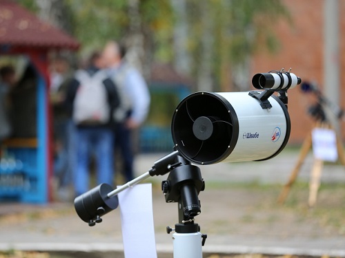Омичей зовут посмотреть на Солнце и Луну в телескоп