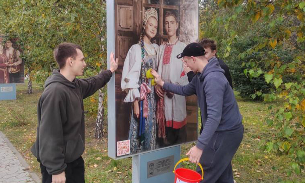 В Омске прошёл традиционный субботник в сквере Дружбы Народов