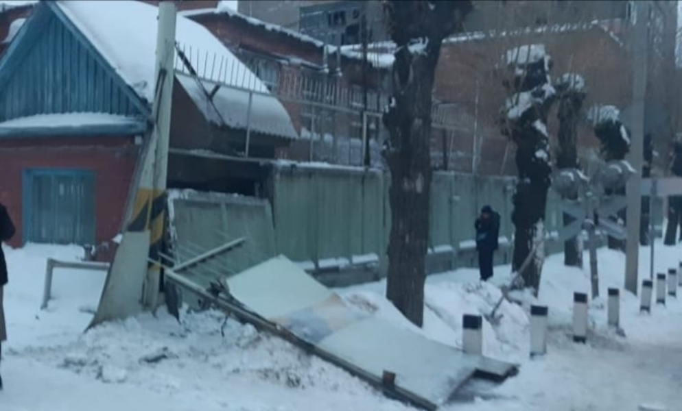 Одна омичка погибла и две пострадали: на перекрёстке Будеркина и Промышленной на женщин упала бетонная плита