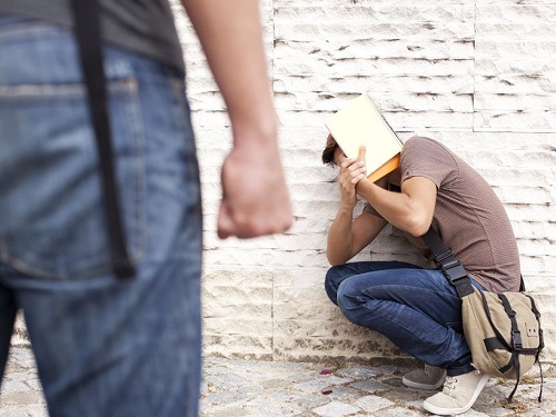 В Омске бывший зэк полгода вымогал деньги у несовершеннолетнего 