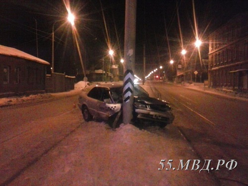 В Омске Toyota Corolla врезалась в столб