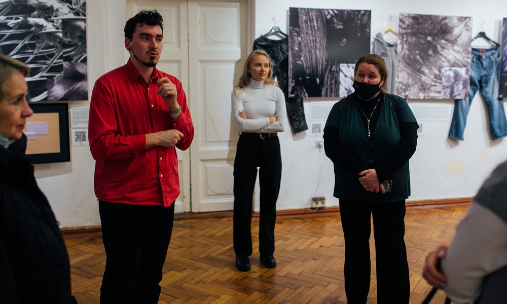 «Анатомия ткани» в Санкт-Петербурге: проект Омской Арт-резиденции ОмГТУ открыли на Невском проспекте