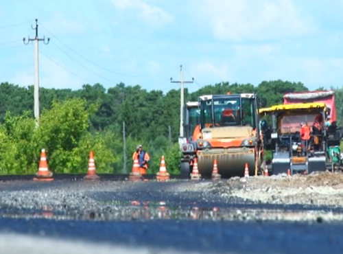 В Омском районе ремонтируют ведущую к курортам дорогу