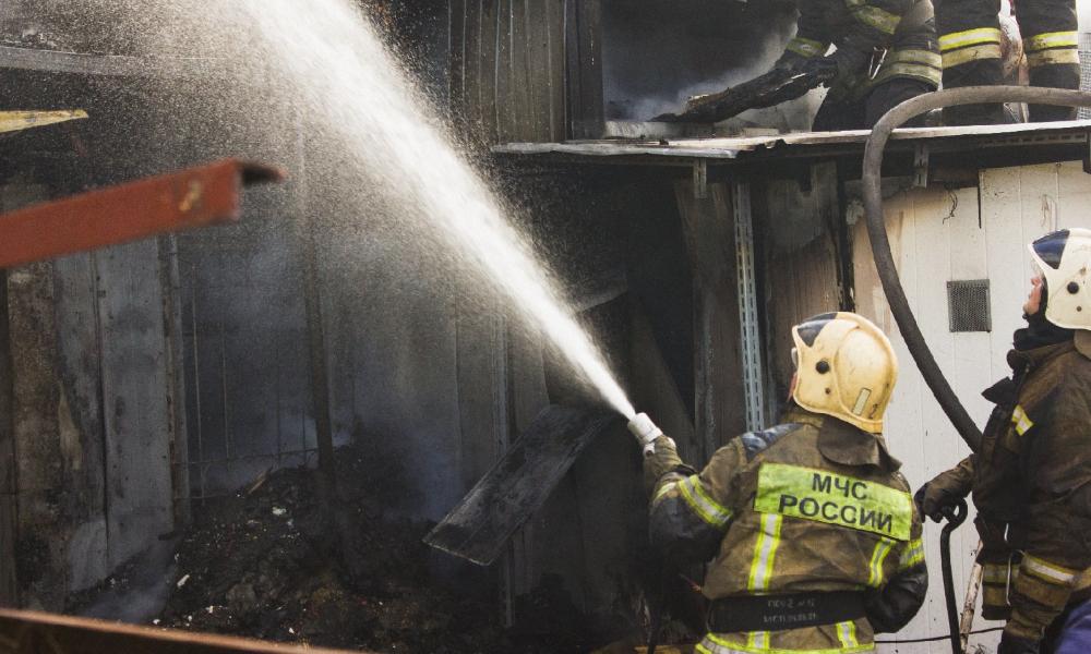 В Омской области при пожаре погиб хозяин дома, а его сын отравился угарным газом 