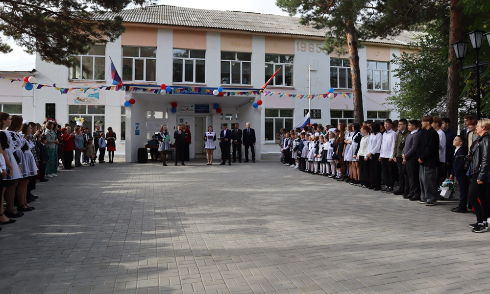 В Большеречье День знаний прошёл в обновлённом школьном дворе