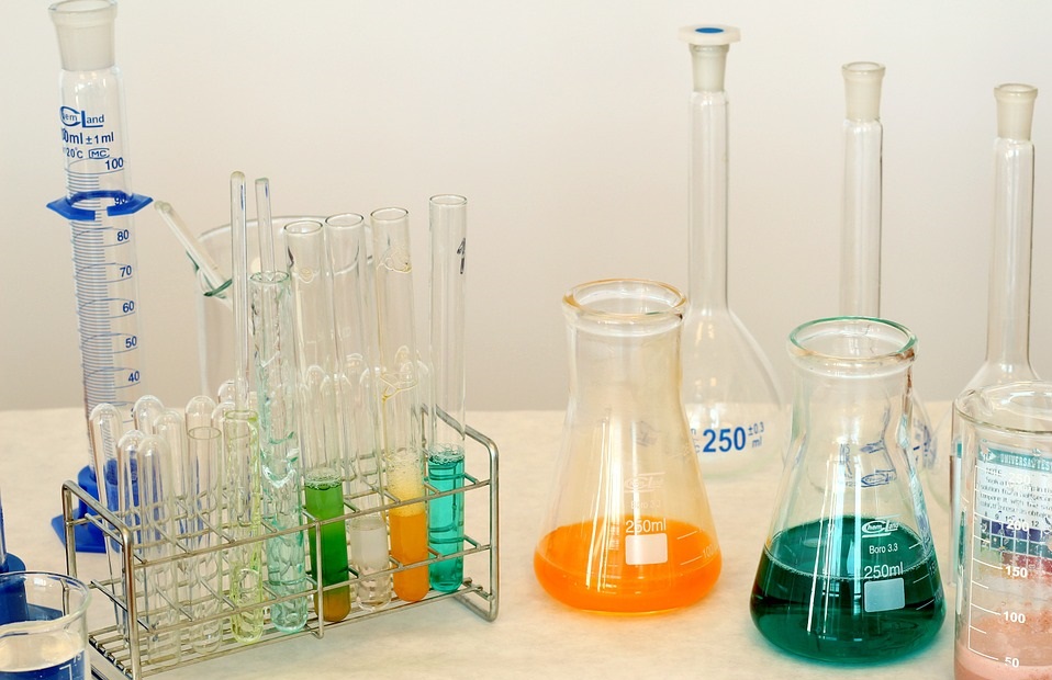 Химические опыты привели 10-летнего омича в больницу