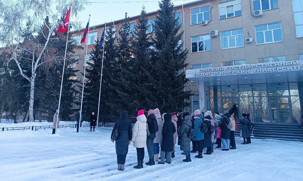 В ОмГПУ прошла первая торжественная церемония поднятия флага РФ и исполнения государственного гимна