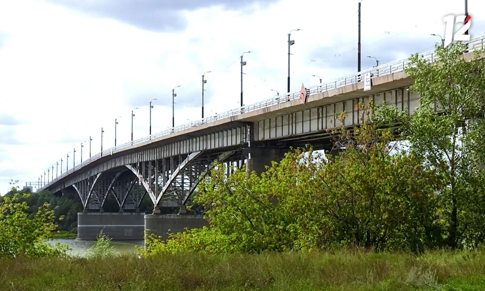 В Омске грузовому транспорту запретят проезд по мосту у Телецентра во время капремонта