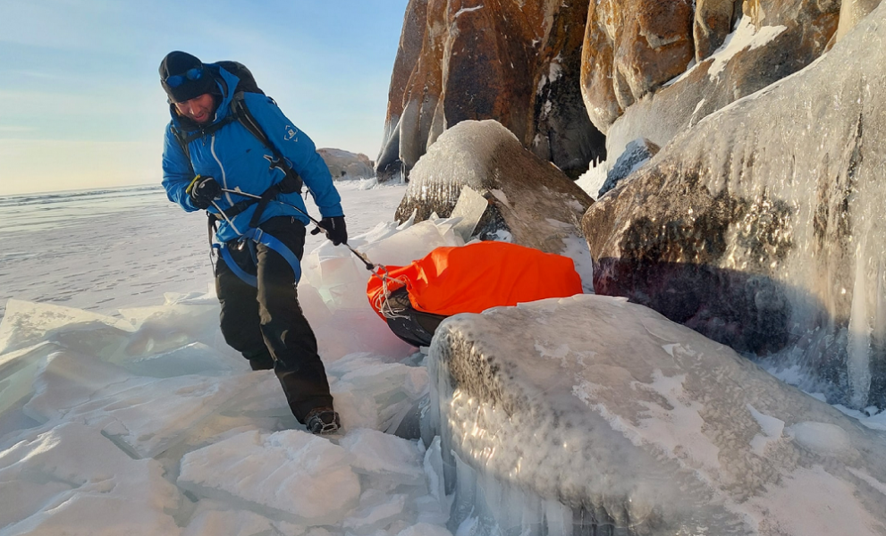 Омский спортсмен Иван Давыдов, путешествующий по льду Байкала, добрался до Ольхонских ворот