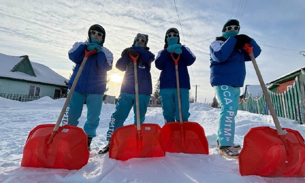 600 студотрядовцев из Омска приняли участие во всероссийской акции «Снежный десант» 