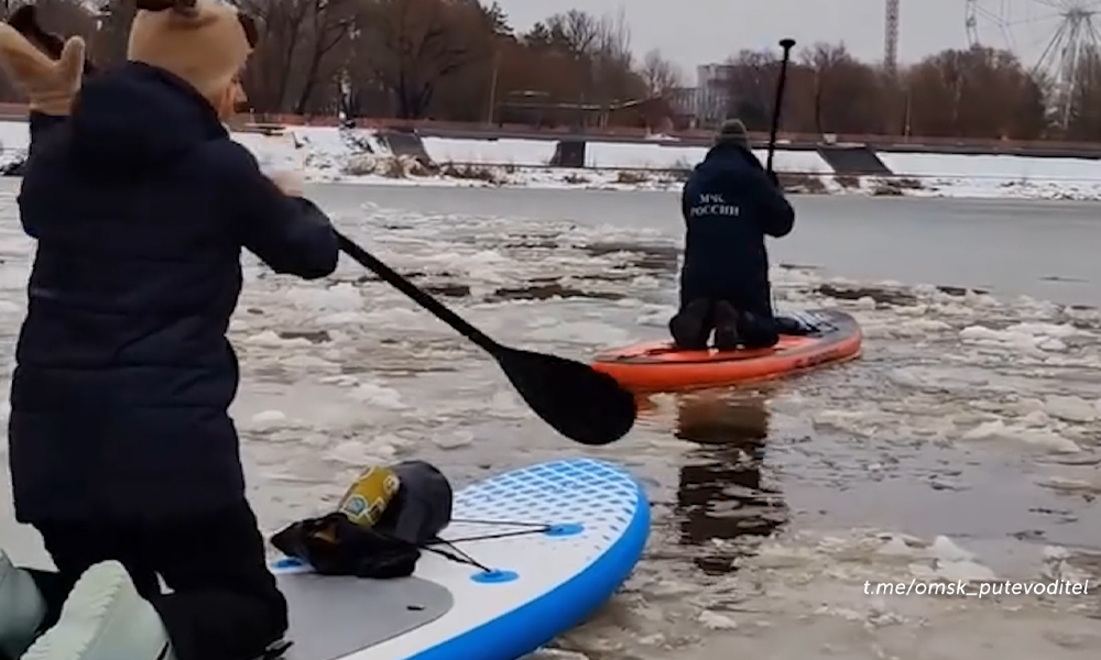 Омичи устроили ноябрьский заплыв на сапах