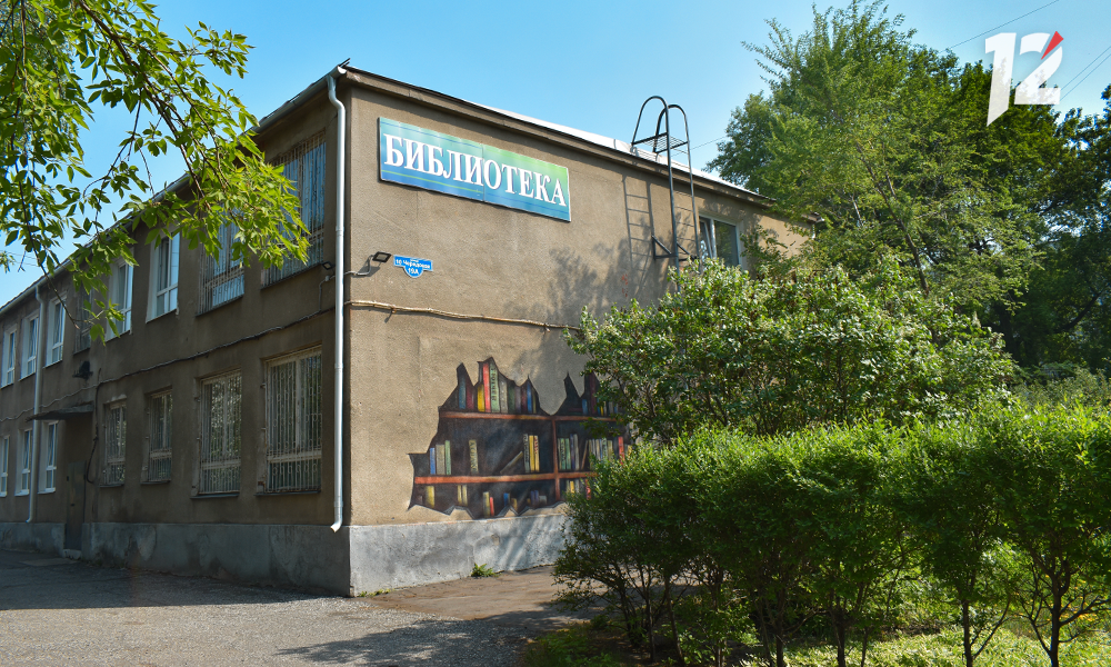 На территории омской библиотеки появился необычный книжный сад [ФОТО]