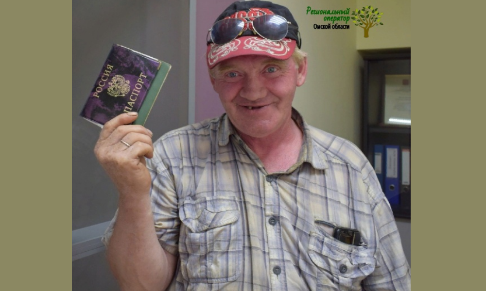 Омскому дворнику помогли вернуть важные документы