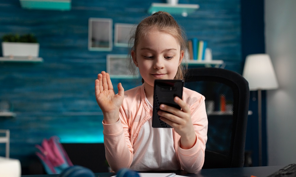 Отвлекает или помогает в учёбе? Омским школьникам могут запретить пользоваться на уроках телефонами