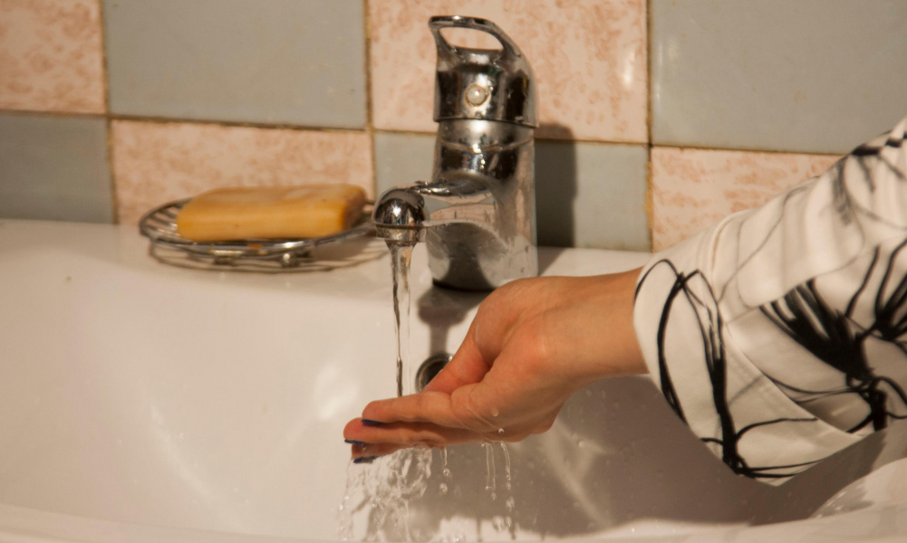 В Большеречье Омской области, где ранее были проблемы с теплом, прорвало водопровод и произошёл пожар