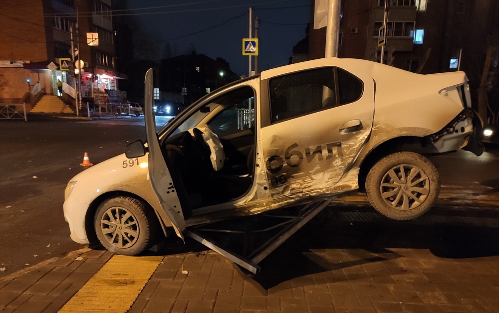 Около Музыкального театра такси попало в аварию и повисло на заборе [ОБНОВЛЕНО]