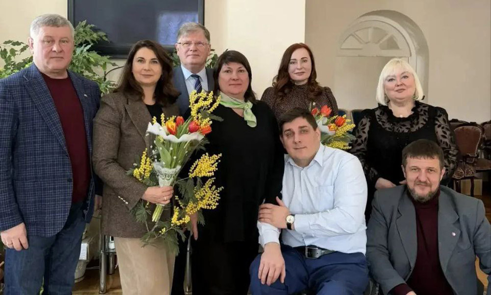 Член общественного совета кадрового проекта «ПРОдвижение ГЕРОЕВ» Александр Кузюков поздравил женщин-депутатов Омского городского Совета с 8 Марта