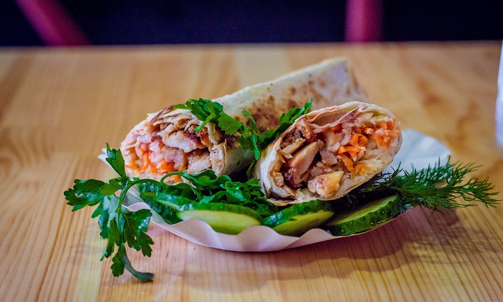 Мужчина напал на 82-летнюю омичку ради шаурмы и шашлыка [ВИДЕО]