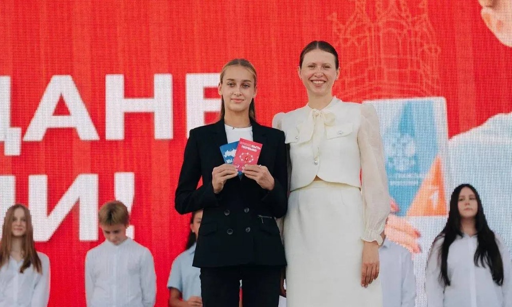 В Омской области 50 подростков получили первые паспорта в День Государственного флага России